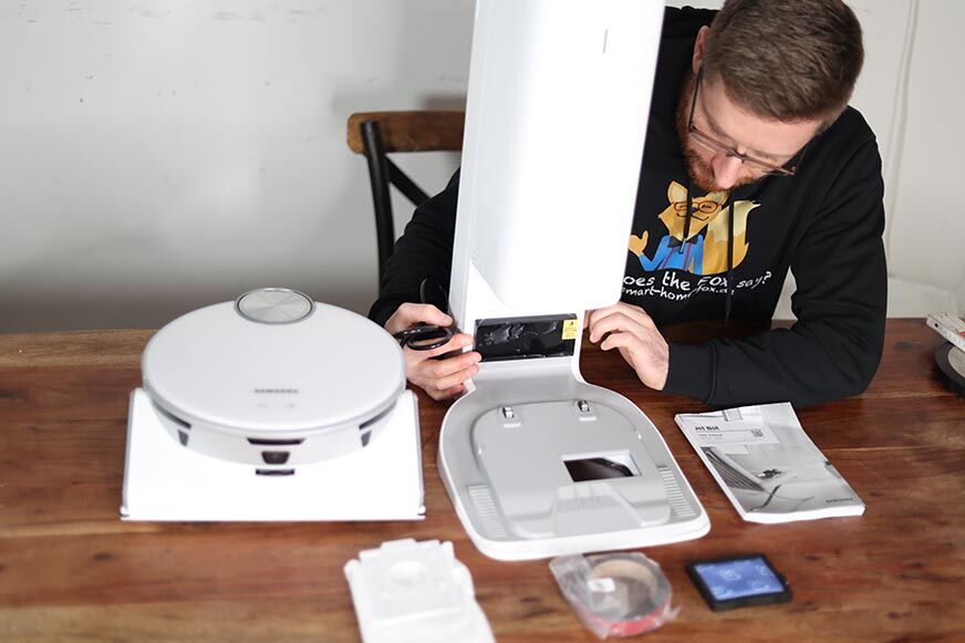 Der gesamte Lieferumfang des Samsung Jet Bot AI+ steht auf dem Tisch.